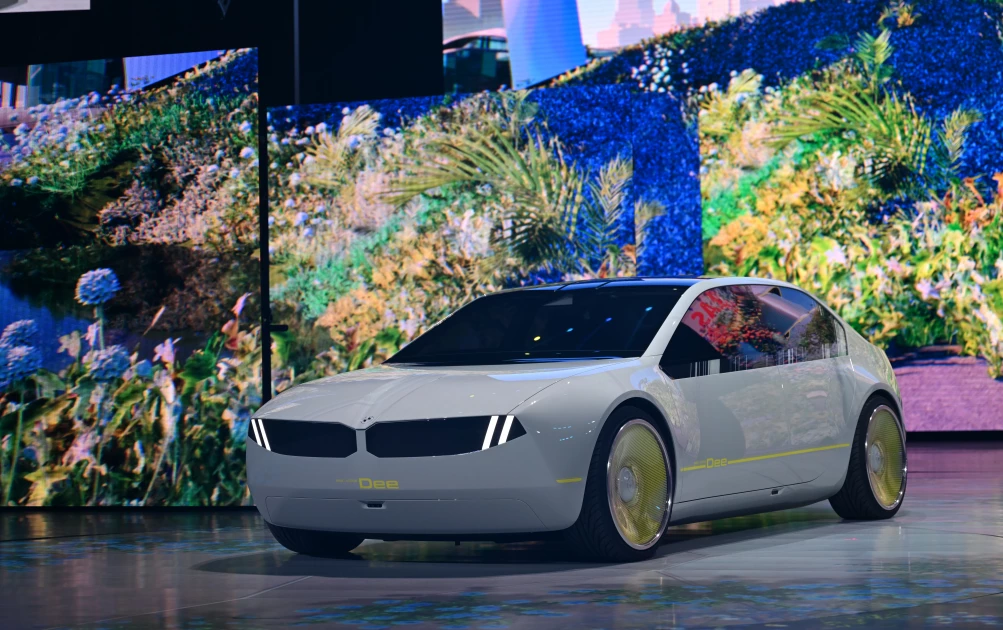 BMW Unveils a car That Changes Color: I Vision Dee